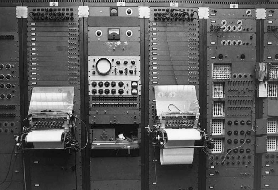 RCA Mark II-synthesizeren på Columbia-Princeton-universitetet med hulkortterminaler.